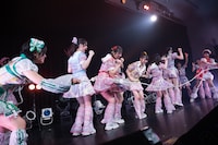 長縄跳びに挑戦する虹コン現役＆OG。