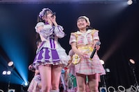 鶴見萌（左）と的場華鈴（右）。