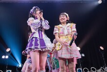 鶴見萌（左）と的場華鈴（右）。