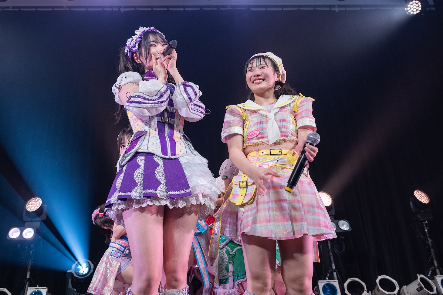 鶴見萌（左）と的場華鈴（右）。