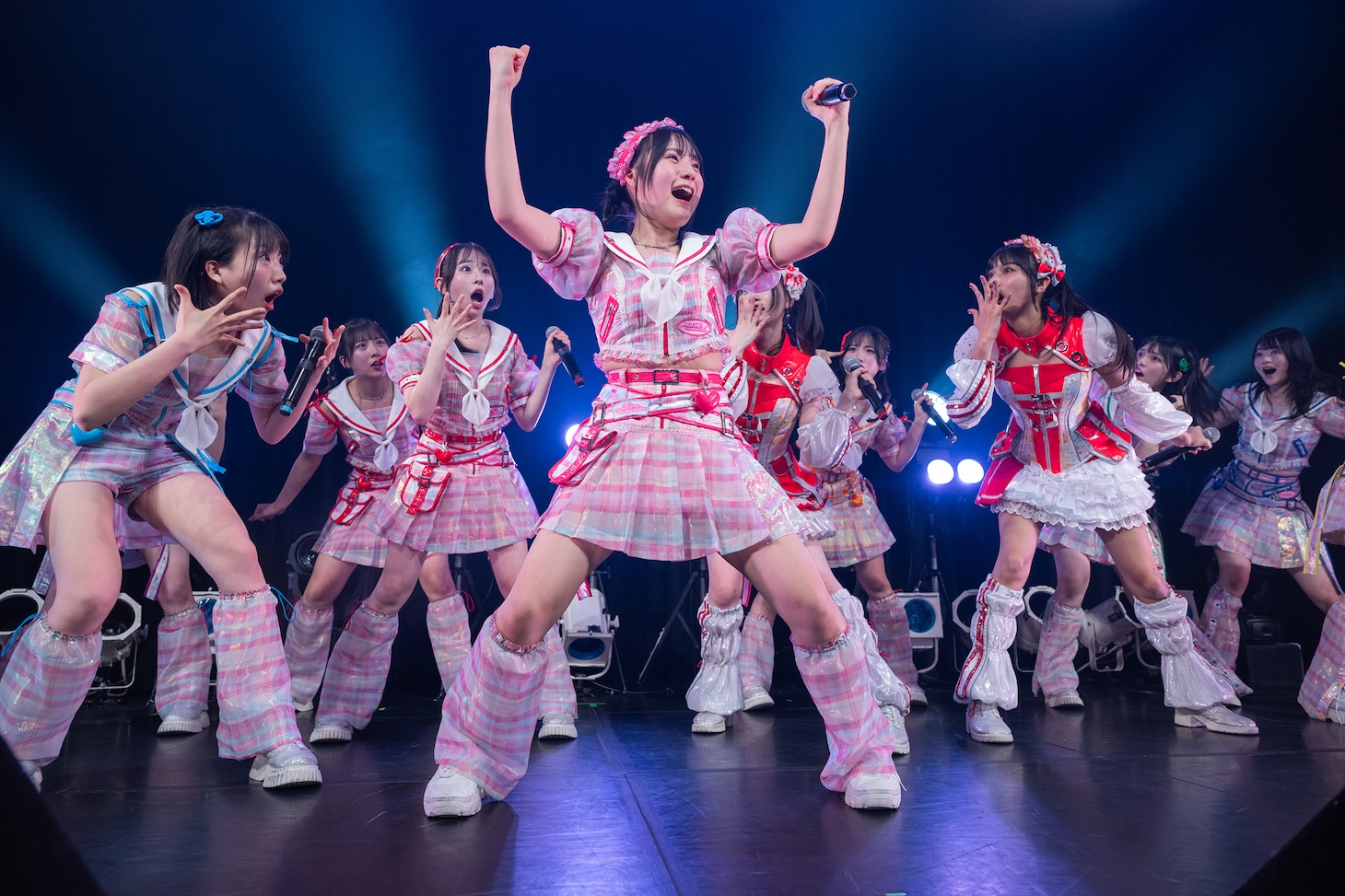 先輩＆OGメンバーの真ん中に立つ虹コン予科生の前嶋杏乃。