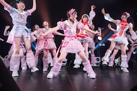 先輩＆OGメンバーを吹き飛ばす虹コン予科生の前嶋杏乃。