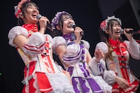 B≡FULLESTの清水理子、鶴見萌、中村朱里（左から）。