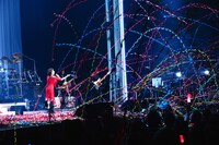 伊藤蘭のコンサートの様子。フロアから紙テープが投げ込まれている。