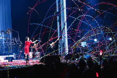 伊藤蘭のコンサートの様子。フロアから紙テープが投げ込まれている。