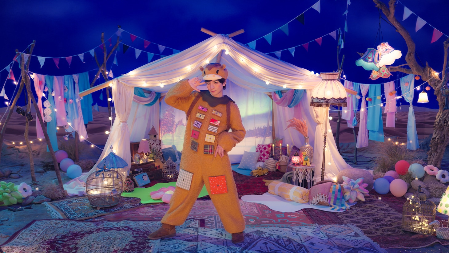 「ラクダ・カタブラ」ミュージックビデオのワンシーン。（写真提供：NHK）