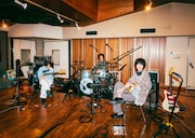 plenty。左から新田紀彰（B）、古市健太（Dr）、江沼郁弥（Vo, G）。