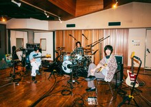 plenty。左から新田紀彰（B）、古市健太（Dr）、江沼郁弥（Vo, G）。