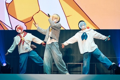 左から莉犬、るぅと、ころん。