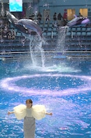 百田夏菜子（ももいろクローバーZ）とイルカ。