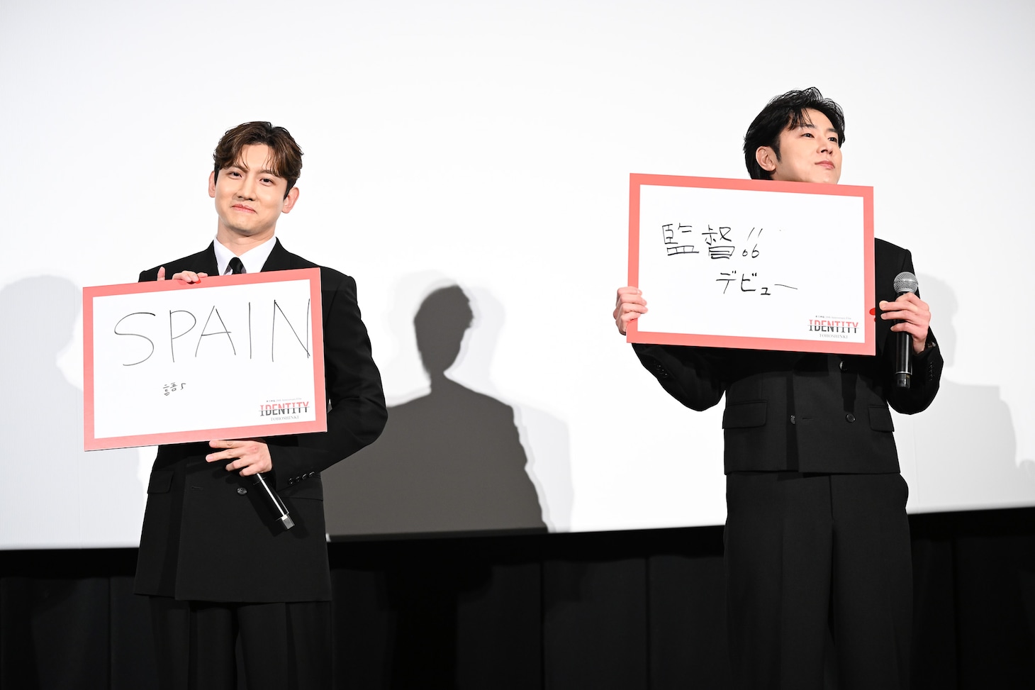 フリップトーク中の東方神起。