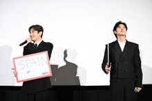 チャンミン（左）のトークの傍ら、フリップで自らを扇ぐユンホ（右）。