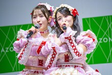 左から小泉遥香、杏ジュリア。