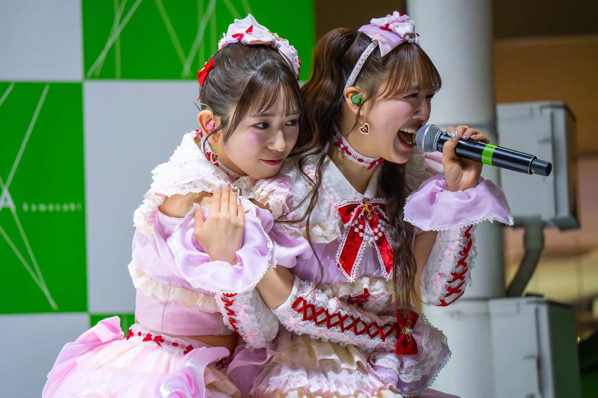 吉川ひより＆小泉遥香　サイン入りサングラス2個セット 左から小泉遥香、吉川ひより。 [画像ギャラリー 12/20] - 音楽ナタリー