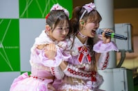 左から小泉遥香、吉川ひより。