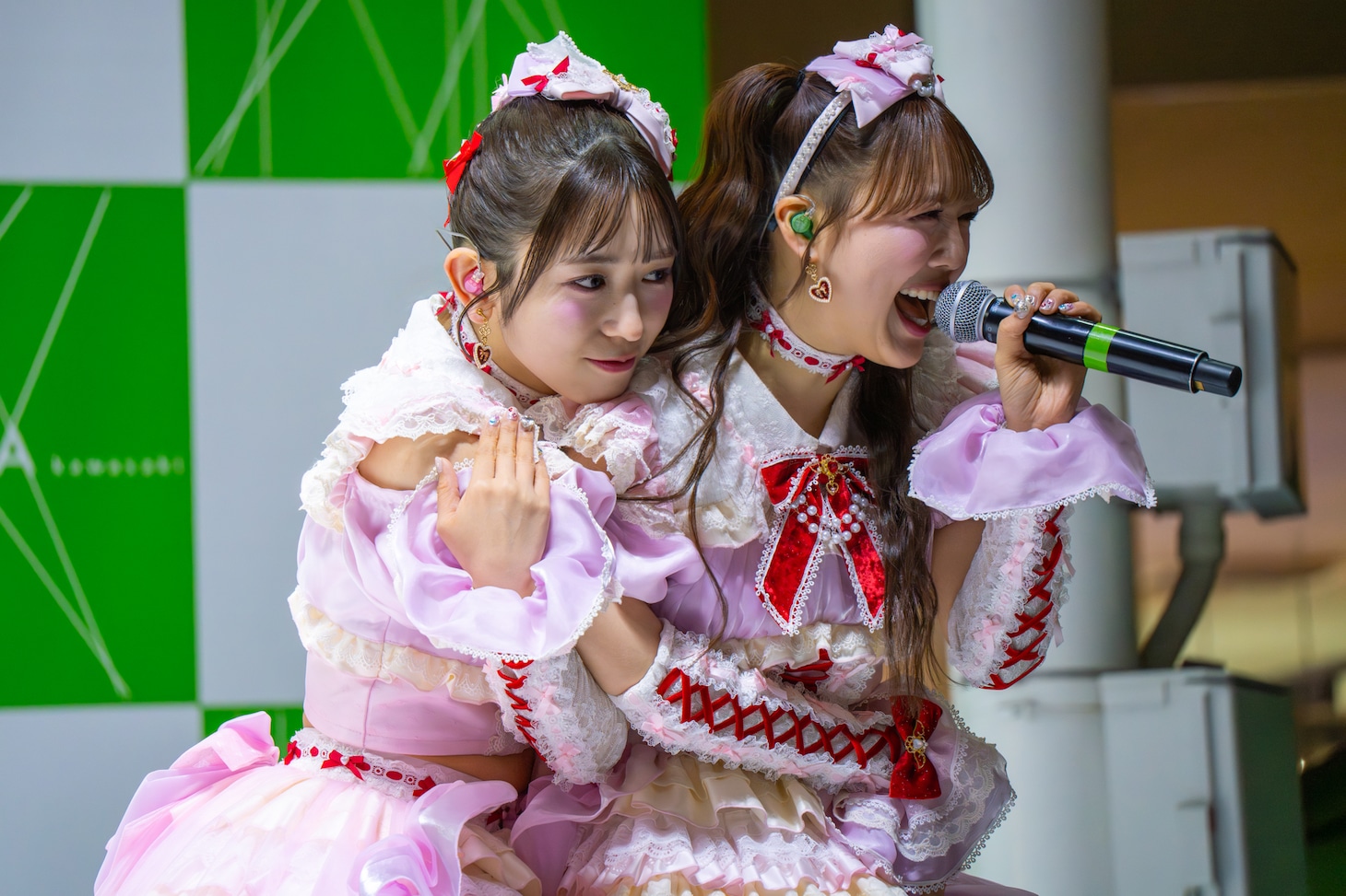 左から小泉遥香、吉川ひより。