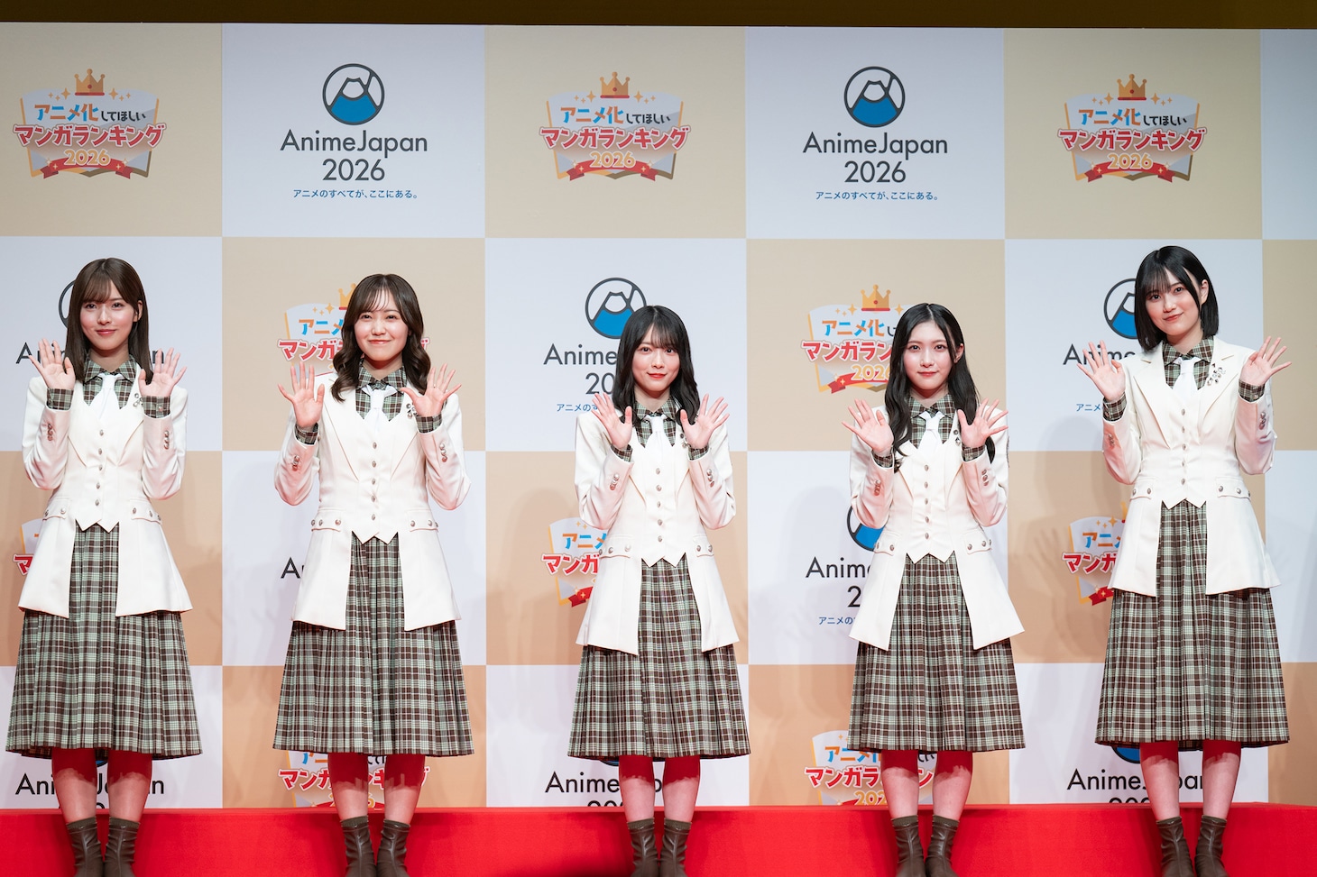 左から中嶋優月、松田里奈、森田ひかる、谷口愛季、的野美青。