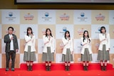 櫻ポーズをする天津飯大郎と櫻坂46メンバー。