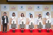 櫻ポーズをする天津飯大郎と櫻坂46メンバー。
