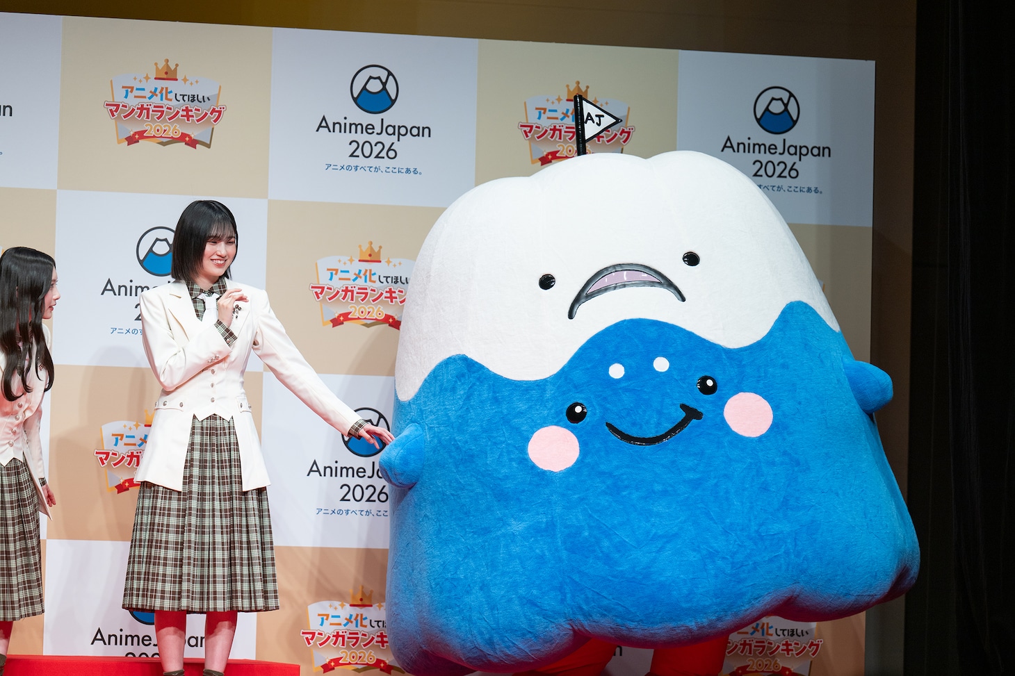 AnimeJapan公式マスコットキャラクター・AJ兄弟の手を引く的野美青。