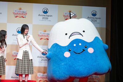 AnimeJapan公式マスコットキャラクター・AJ兄弟の手を引く的野美青。