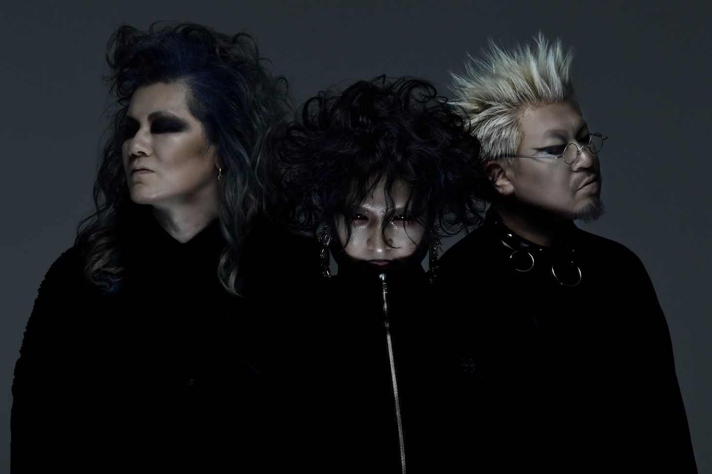 cali≠gari“第8期”。左から村井研次郎（B）、石井秀仁（Vo, G）、桜井青（G, Vo）。