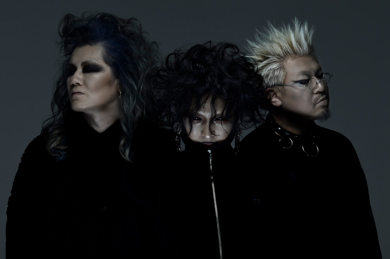 cali≠gari“第8期”。左から村井研次郎（B）、石井秀仁（Vo, G）、桜井青（G, Vo）。