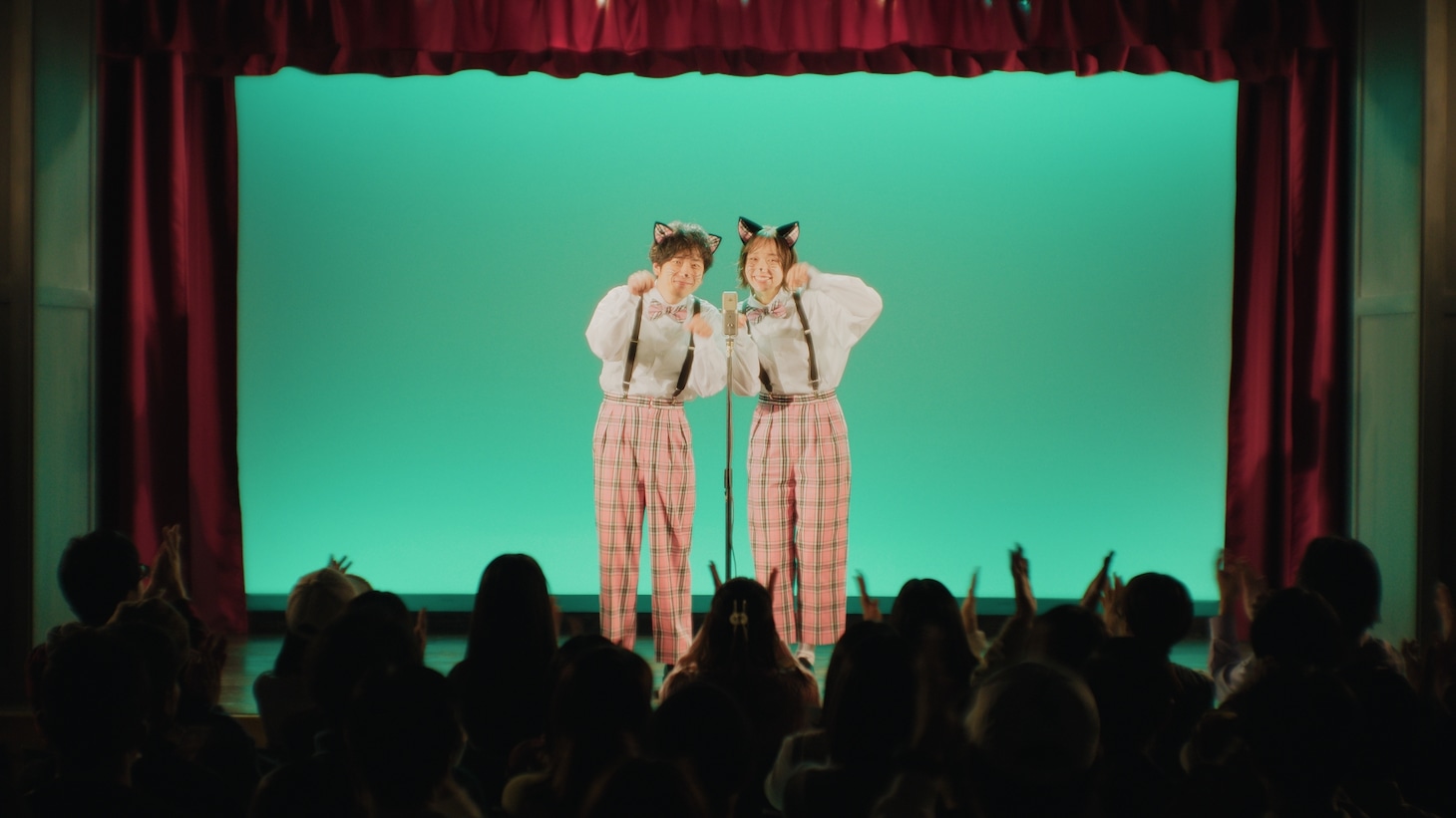 二宮和也と白本彩奈。「DHC ディープ クレンジング オイル ブーストケア」新CMより。