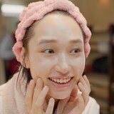 白本彩奈。「DHC ディープ クレンジング オイル ブーストケア」新CMより。