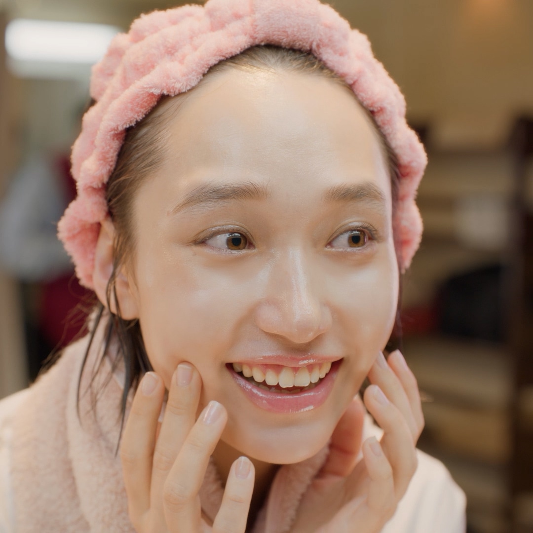 白本彩奈。「DHC ディープ クレンジング オイル ブーストケア」新CMより。