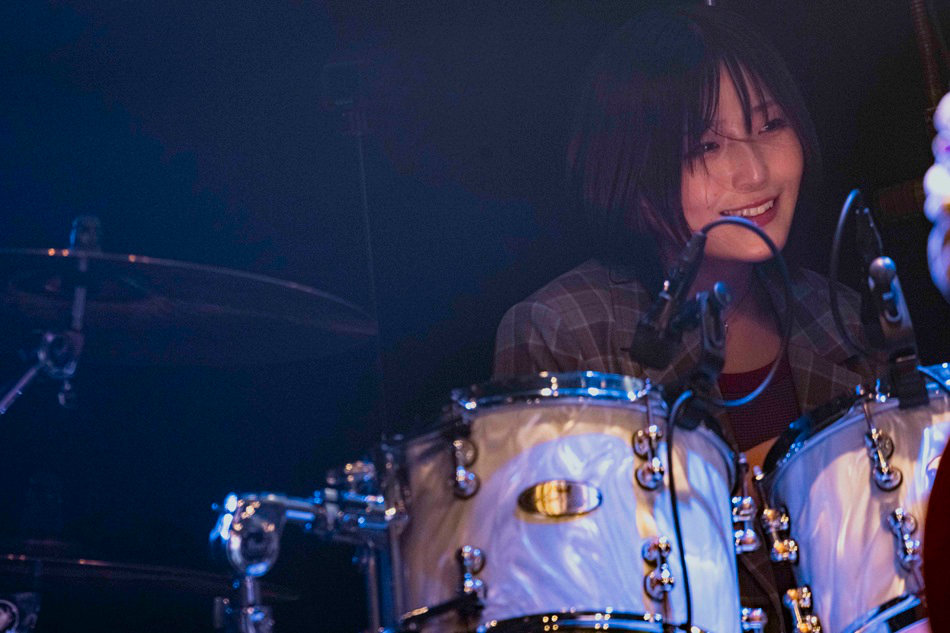 ミーマイナーに加入した葵（Dr）。