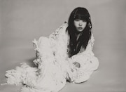 「左ききのエレン」エンディングテーマ「New Walk」を歌う紫今。