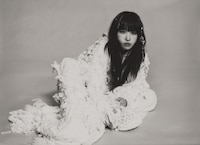 「左ききのエレン」エンディングテーマ「New Walk」を歌う紫今。