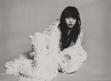 「左ききのエレン」エンディングテーマ「New Walk」を歌う紫今。