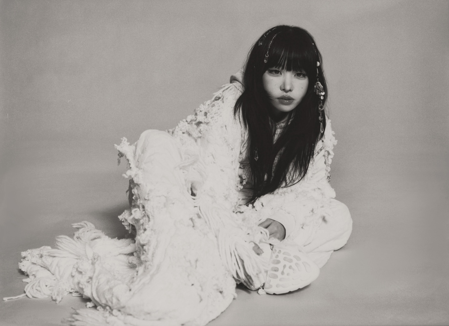 「左ききのエレン」エンディングテーマ「New Walk」を歌う紫今。