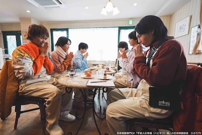 「宇宙人の幸福（ハピネス）論」より。©日本映画放送 ひかりTV