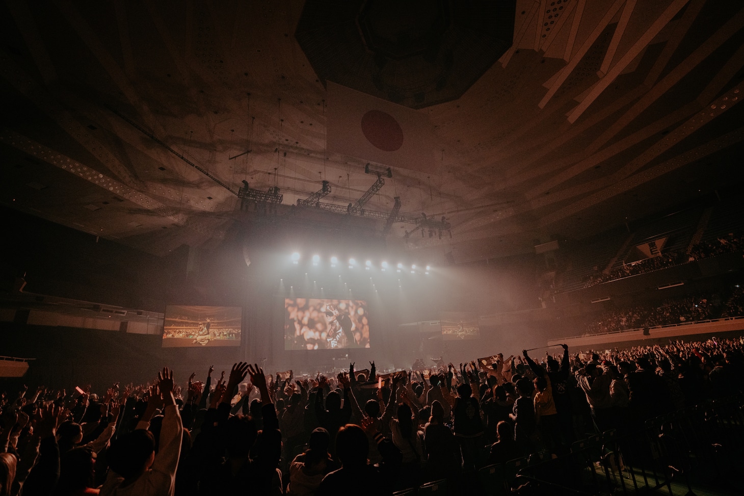 ピラフ星人による東京・日本武道館公演の様子。（Photo by @orz_rio / Retouched by @hiroyabrian）