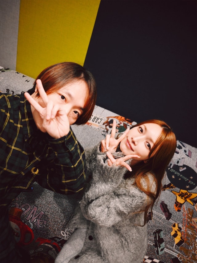 「Masterplan」RECの際にスタジオで撮影されたオフショット。左からNight Tempo、後藤真希。