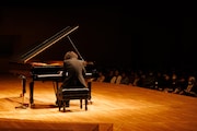 「角野隼斗 全国ツアー2026 ”Chopin Orbit” supported by ロート製薬」サントリーホール公演の様子。©︎Ryuya Amao