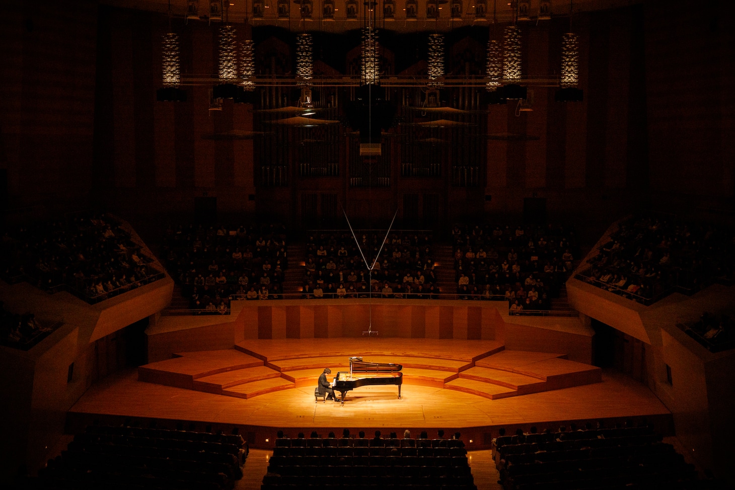「角野隼斗 全国ツアー2026 ”Chopin Orbit” supported by ロート製薬」サントリーホール公演の様子。©︎Ryuya Amao