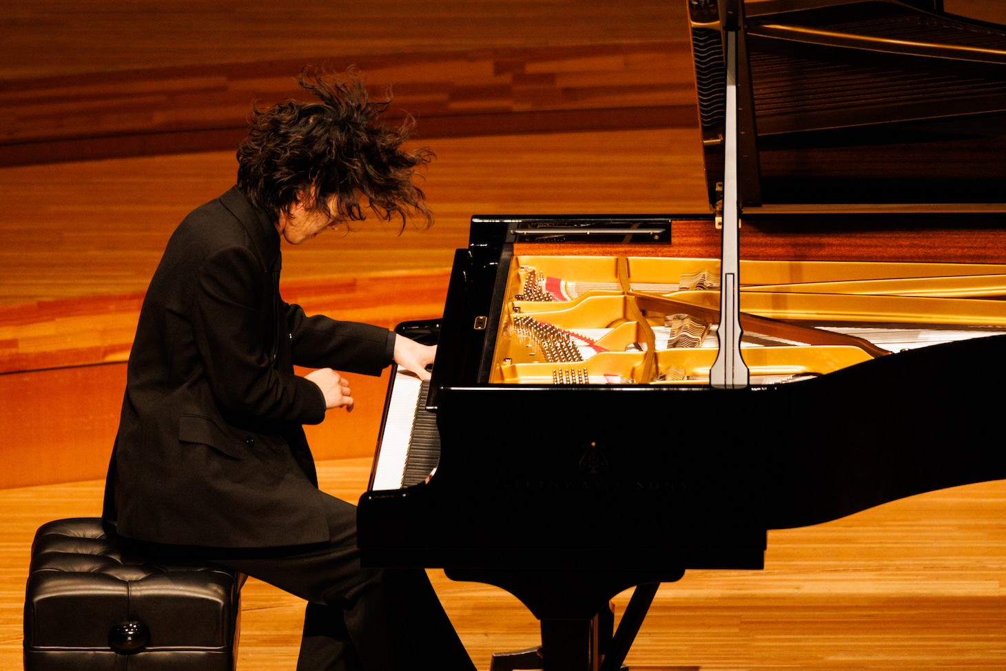 アグレッシブにピアノを弾く角野隼斗。©︎Ryuya Amao