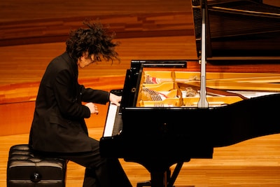 アグレッシブにピアノを弾く角野隼斗。©︎Ryuya Amao