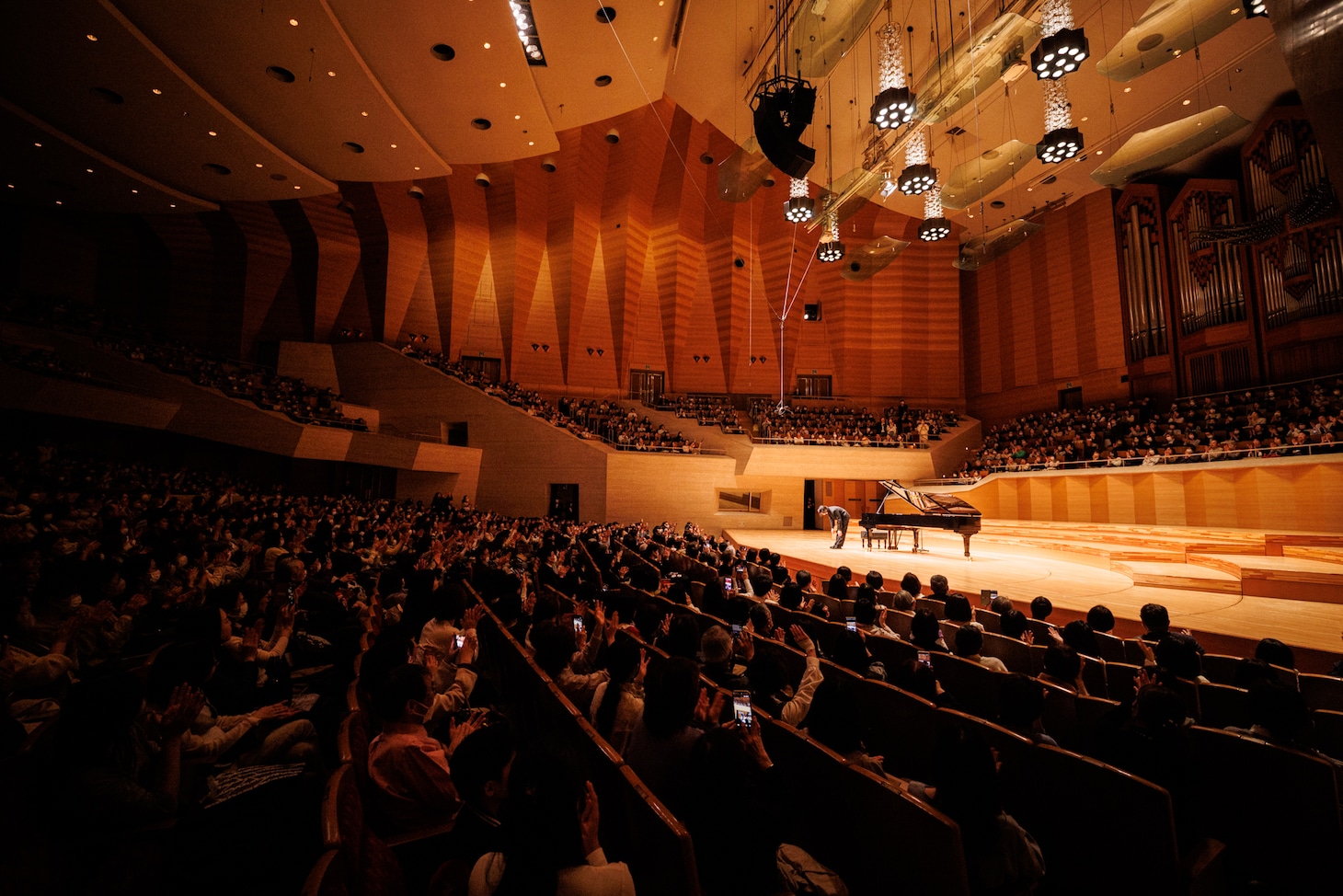 「角野隼斗 全国ツアー2026 ”Chopin Orbit” supported by ロート製薬」サントリーホール公演の様子。©︎Ryuya Amao