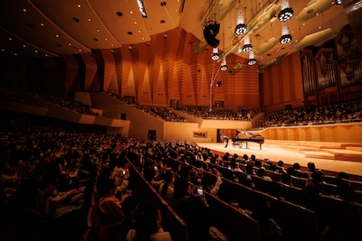 「角野隼斗 全国ツアー2026 ”Chopin Orbit” supported by ロート製薬」サントリーホール公演の様子。©︎Ryuya Amao