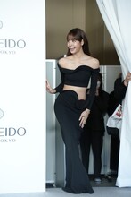 報道陣の前に登場したリサ（BLACKPINK）。