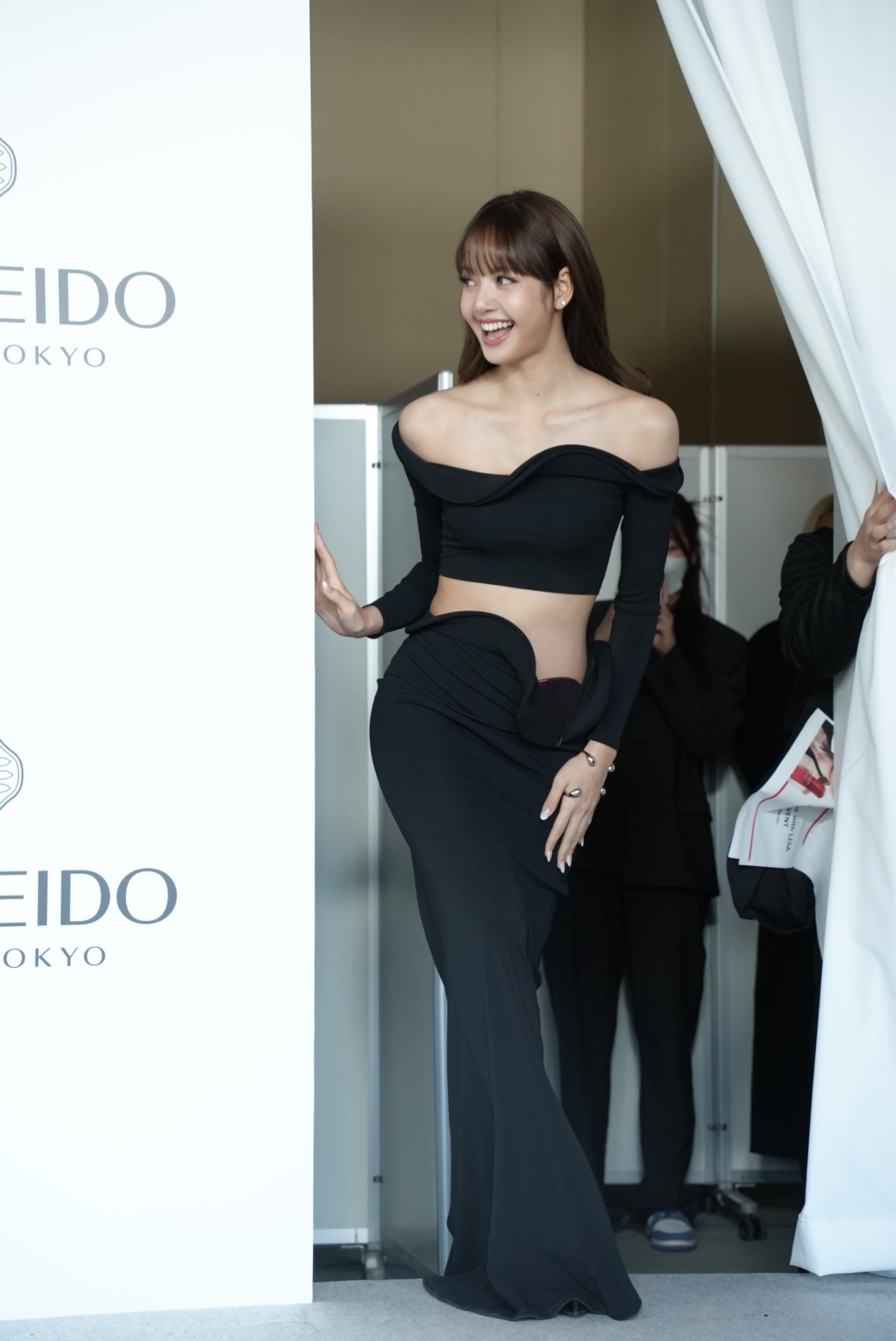 報道陣の前に登場したリサ（BLACKPINK）。