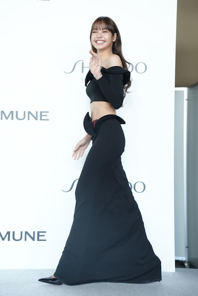 報道陣の前に登場したリサ（BLACKPINK）。