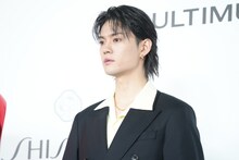 クールな表情を見せる佐野勇斗（M!LK）。