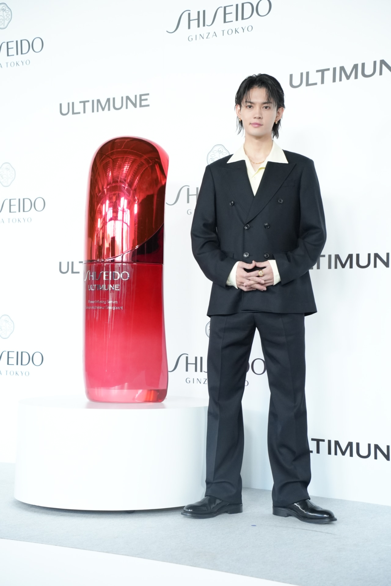 巨大なSHISEIDO「アルティミューン」と佐野勇斗（M!LK）。