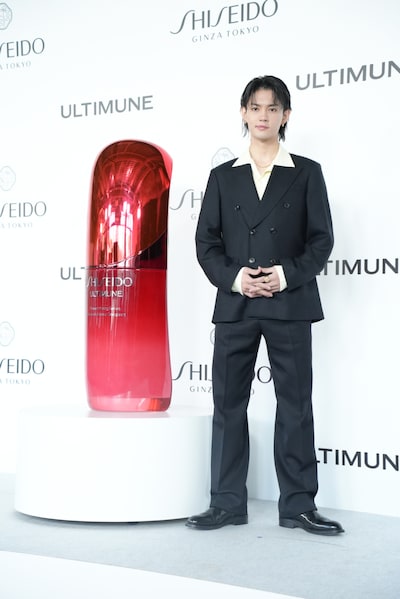 巨大なSHISEIDO「アルティミューン」と佐野勇斗（M!LK）。